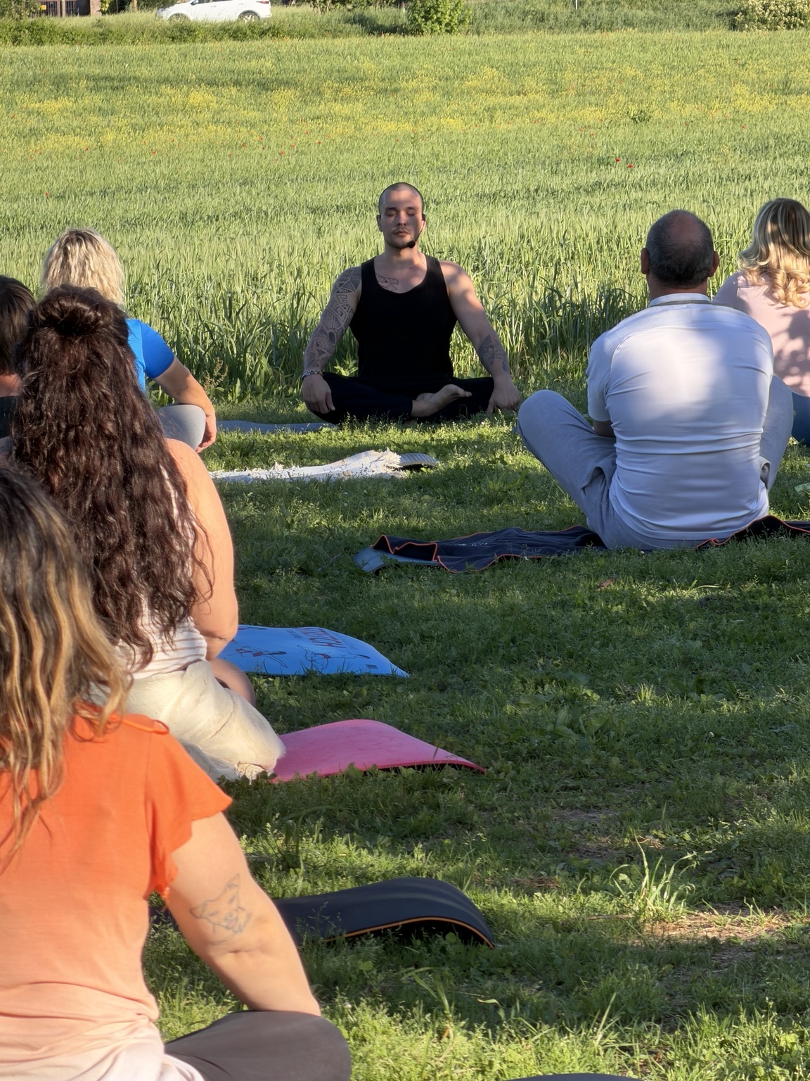 Luca guida una meditazione di gruppo all'aperto