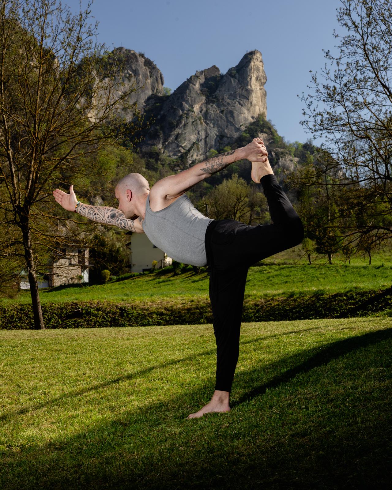 Luca pratica yoga all'aperto